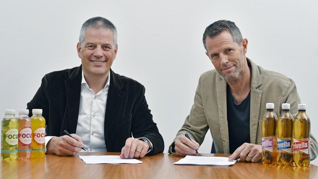 Erland Brügger der Geschäftsleiter Rivella AG und Leif Langenskiöld der Geschäftsleiter fluidfocus AG unterzeichnen den Vertrag der Übernahme. (Bild zVg)