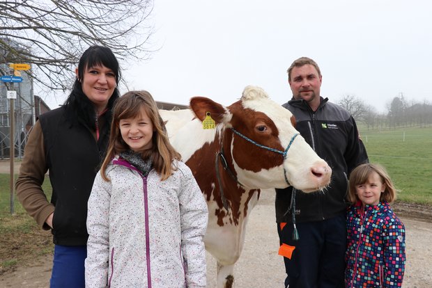 Lächeln fürs Foto; der Verkauf ihres Milchviehs macht Familie Hasler weniger Freude. (Bild Ruth Aerni)