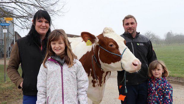 Lächeln fürs Foto; der Verkauf ihres Milchviehs macht Familie Hasler weniger Freude. (Bild Ruth Aerni)