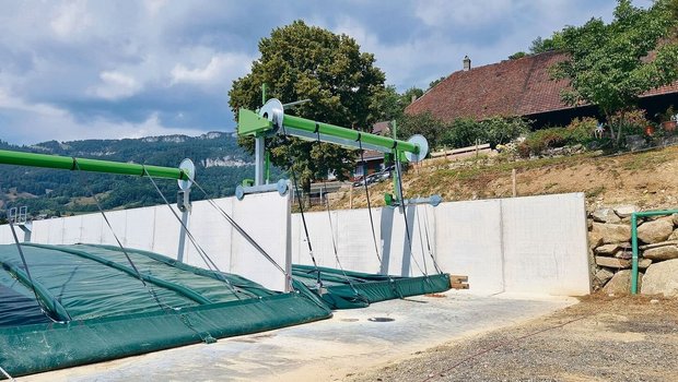 Laut dem Hersteller Laut dem Hersteller kann das Fahrsilo auf 30 Jahre abgeschrieben werden. Das Silo kann durch die grosszügig geschnittene Abdeckplane überfüllt werden, so kann das Fahrsilo 2000 m³ fassen.