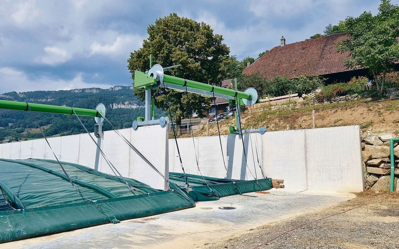 Laut dem Hersteller kann das Fahrsilo auf 30 Jahre abgeschrieben werden. Das Silo kann durch die grosszügig geschnittene Abdeckplane überfüllt werden, so kann das Fahrsilo 2000 m³ fassen.