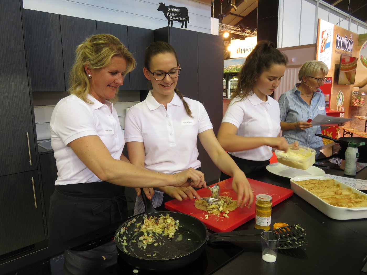 Luzerner Bäuerinnen präsentierten sich mit überbackenen Sauerkrautomeletten.    