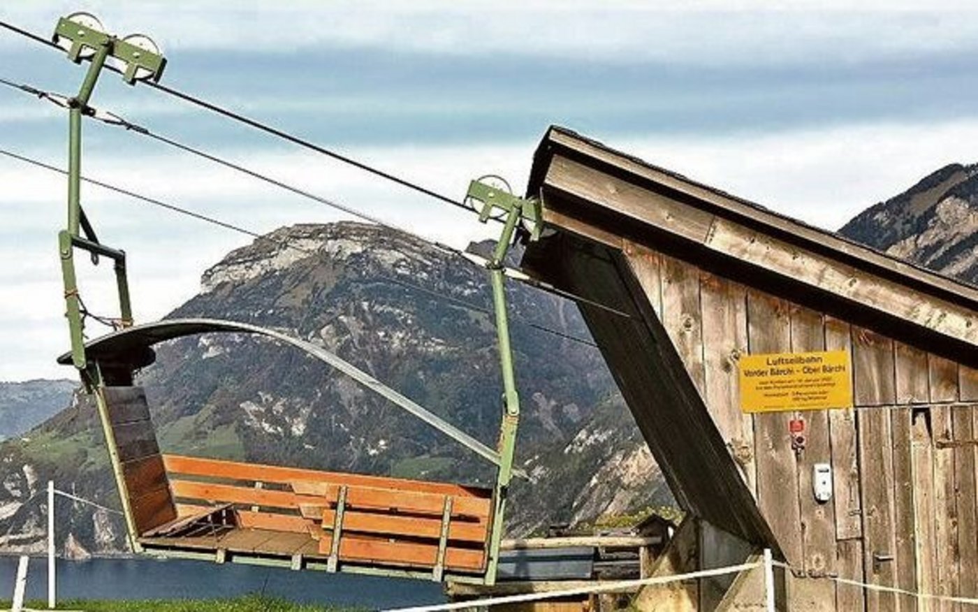 Die 40-jährige Seilbahn ist für die Familie Eberli, neben dem exponierten Fussweg, die einzige Verbindung ins Tal. 
