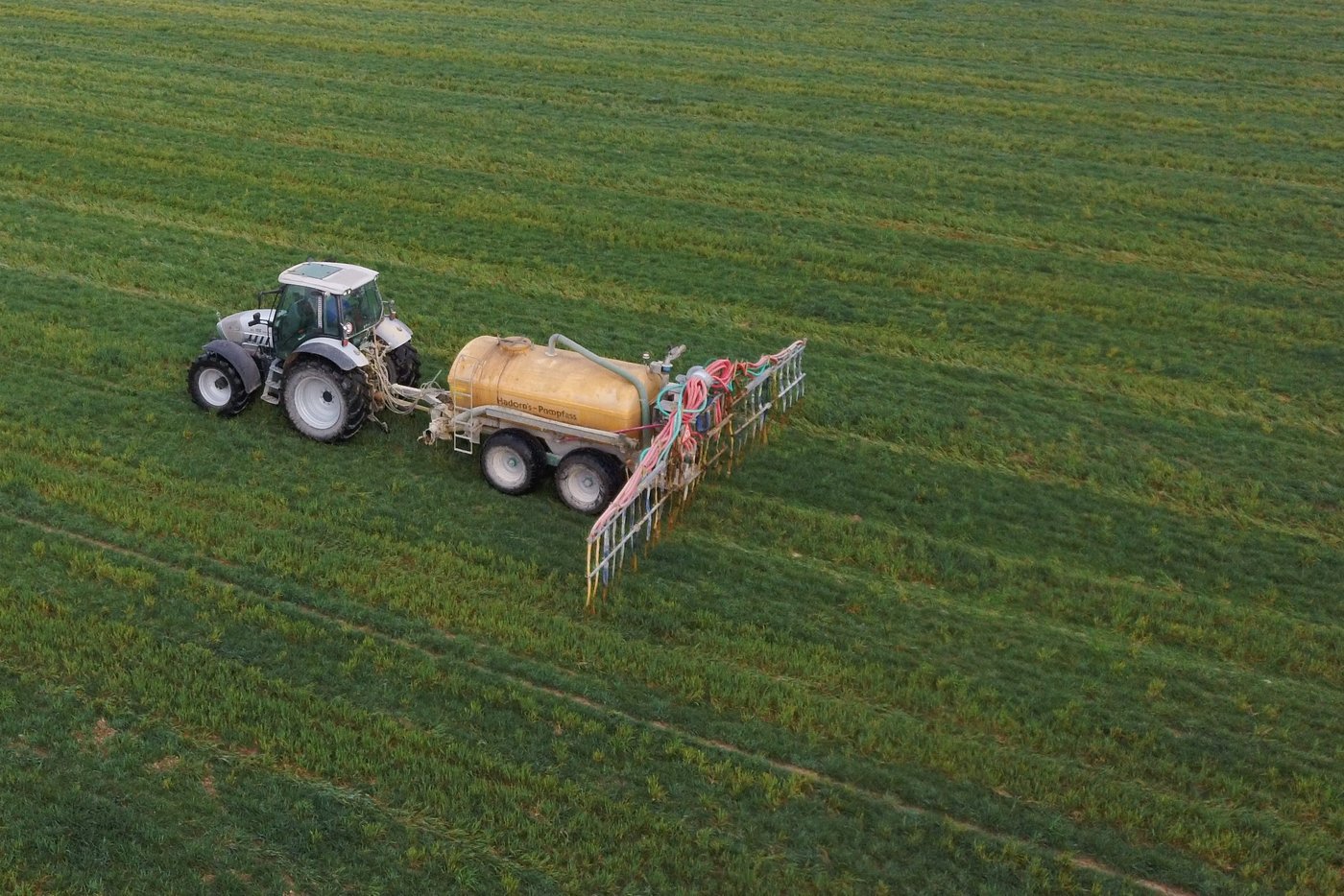 Die Forderungen des St. Galler Bauernverbandes verlangen unter anderem die Befreiung vom Schleppschlauch-Obligatorium für Betriebsleitende, die kurz vor der Pensionierung stehen. (Bild BauZ/Ruth Aerni)