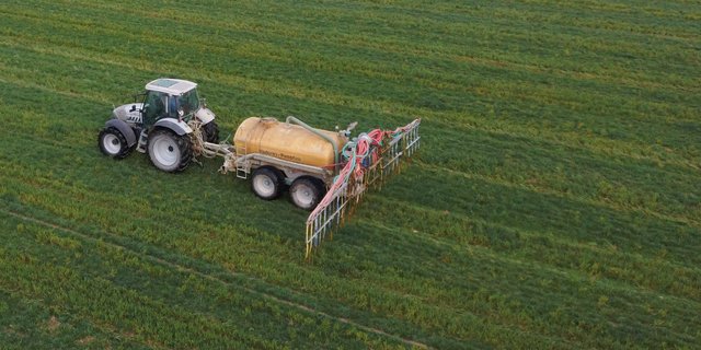 Die Forderungen des St. Galler Bauernverbandes verlangen unter anderem die Befreiung vom Schleppschlauch-Obligatorium für Betriebsleitende, die kurz vor der Pensionierung stehen. (Bild BauZ/Ruth Aerni)