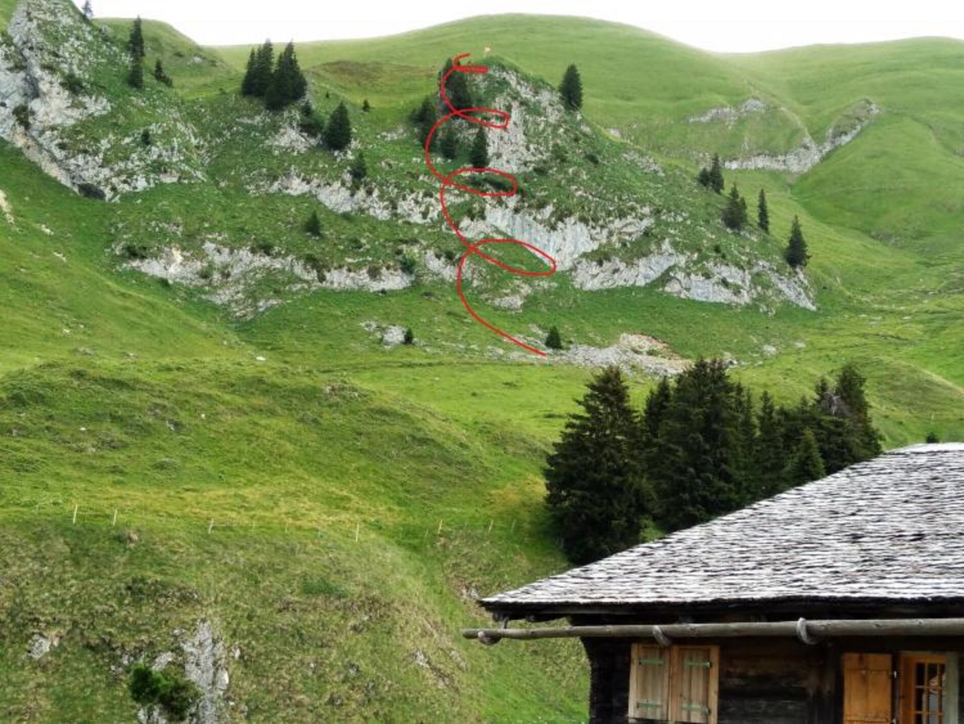 Eine Sturmböe hatte das „Schweineiglu“ weggerissen und zweihundert Meter in freiem Fall über die Fluh runtergeweht. (Bild zVg)