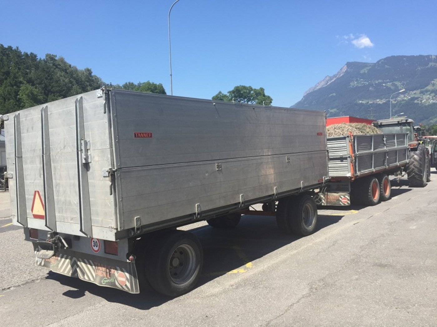 Ein Mittel um die Anhängelast zu erhöhen: Zusätzliche Stützlast durch den vorderen Anhänger. (Bild landtechnik.ch)