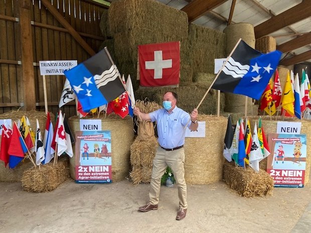 Der ehemalige Aargauer Bauernpräsident Alois Huber schwenkt die Fahnen seines Kantons, als klar ist, dass der Aargau ebenfalls zweimal Nein sagt. (Bilder akr)