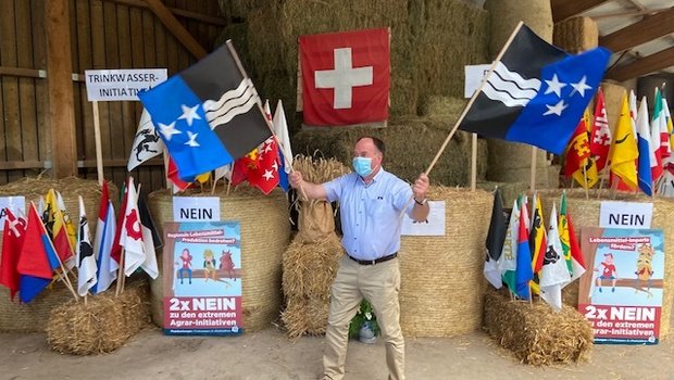 Der ehemalige Aargauer Bauernpräsident Alois Huber schwenkt die Fahnen seines Kantons, als klar ist, dass der Aargau ebenfalls zweimal Nein sagt. (Bilder akr)