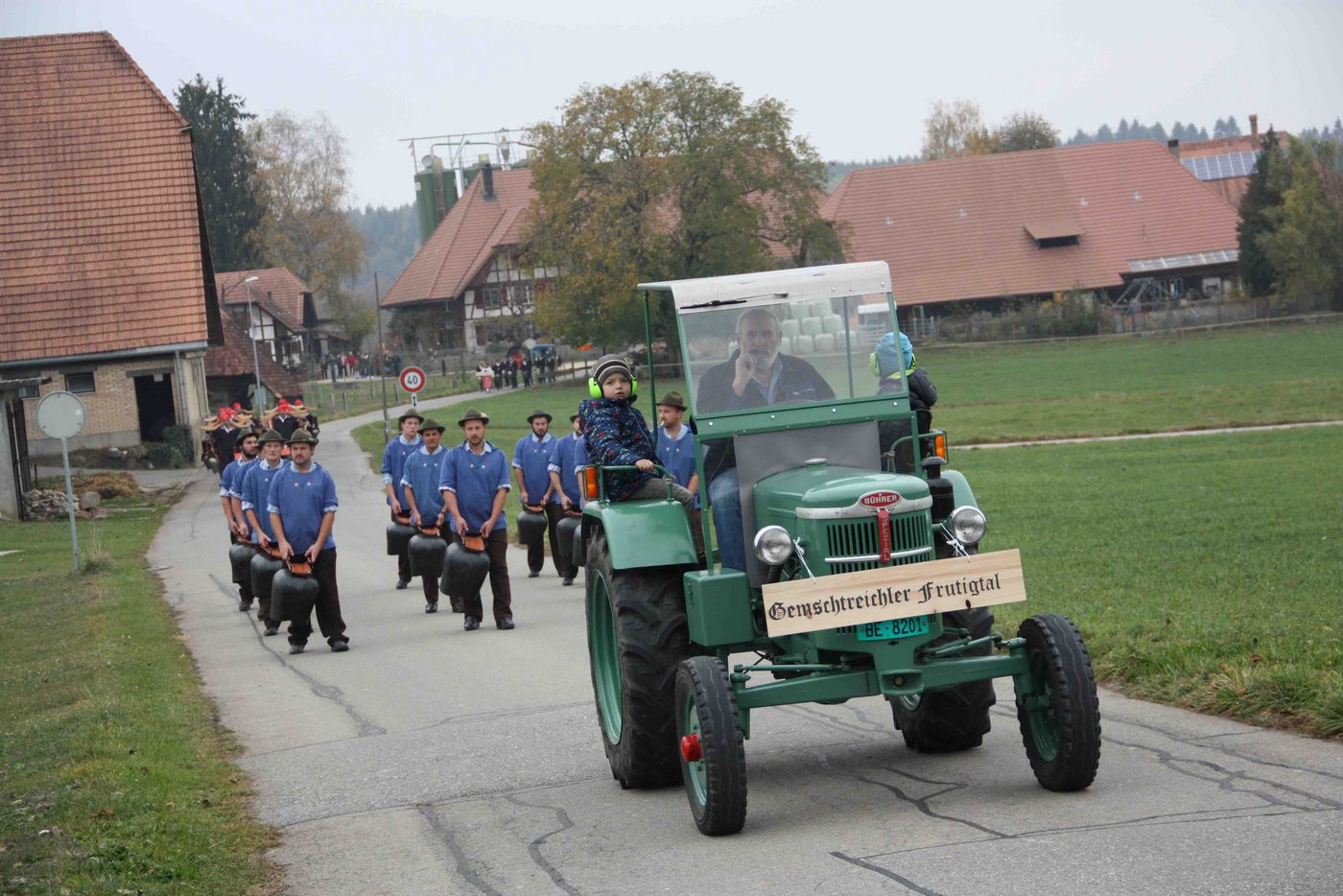 Beat Hügli führt mit zwei seiner Enkelkindern die Gemschtreichler Frutigtal an. 