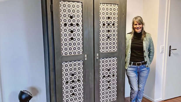 Jasmin Rupp neben ei Jasmin Rupp neben einem alten Schrank, dem sie einen neuen Look verpasst hat.