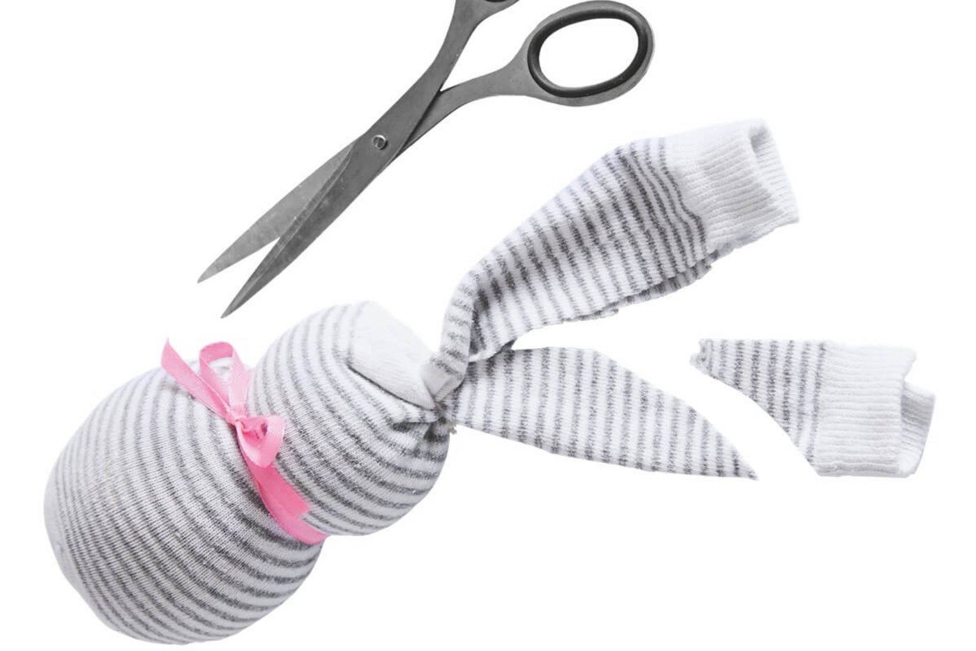 Aus dem Schaft der Socke werden die Hasen-Ohren geschnitten.  (Foto: flora-press)