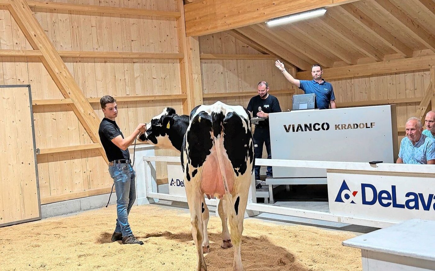 «Wer bietet mehr?» Auktionator Michael Rüegsegger (r., hinten) war an der Eröffnungsauktion am vergangenen Dienstag in seinem Element und heizte den Verkauf vor Ort und online an.