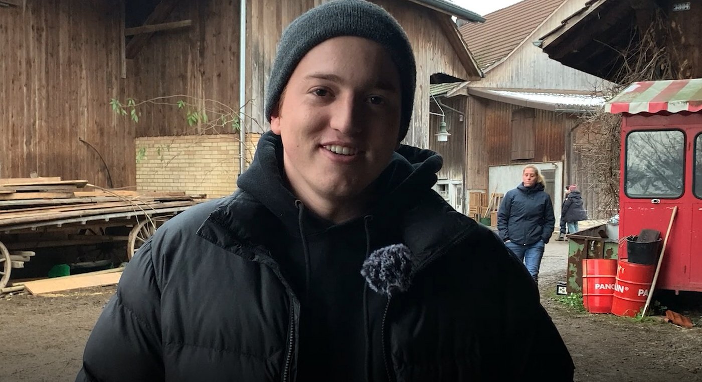 Jérôme Humm spielt in der Serie «Neumatt» den einfältigen Lorenz Wyss. Er hatte auf dem Dreh viel mit Tieren zu tun. «Mein Liebling war ein junger Muni», sagt er.