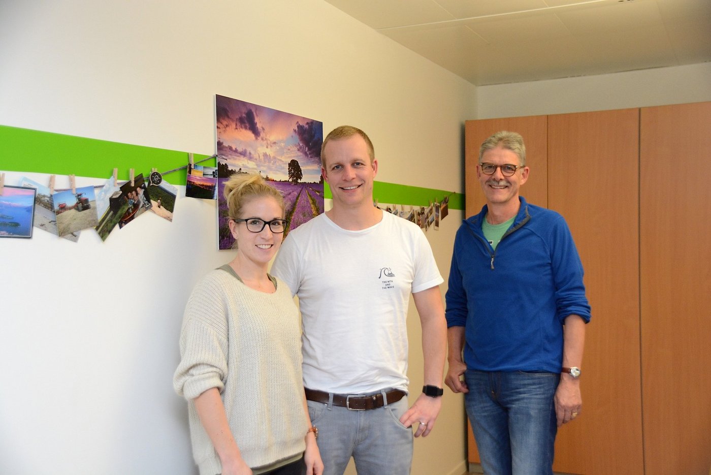 Im Büro des Familienunternehmens: Stefan (links), dessen Frau Yolanda sowie Hans-Peter Brandenburger freuen sich über die "Wall of Fame" mit Rückmeldungen aus aller Welt. (Bild Andrea Gysin)
