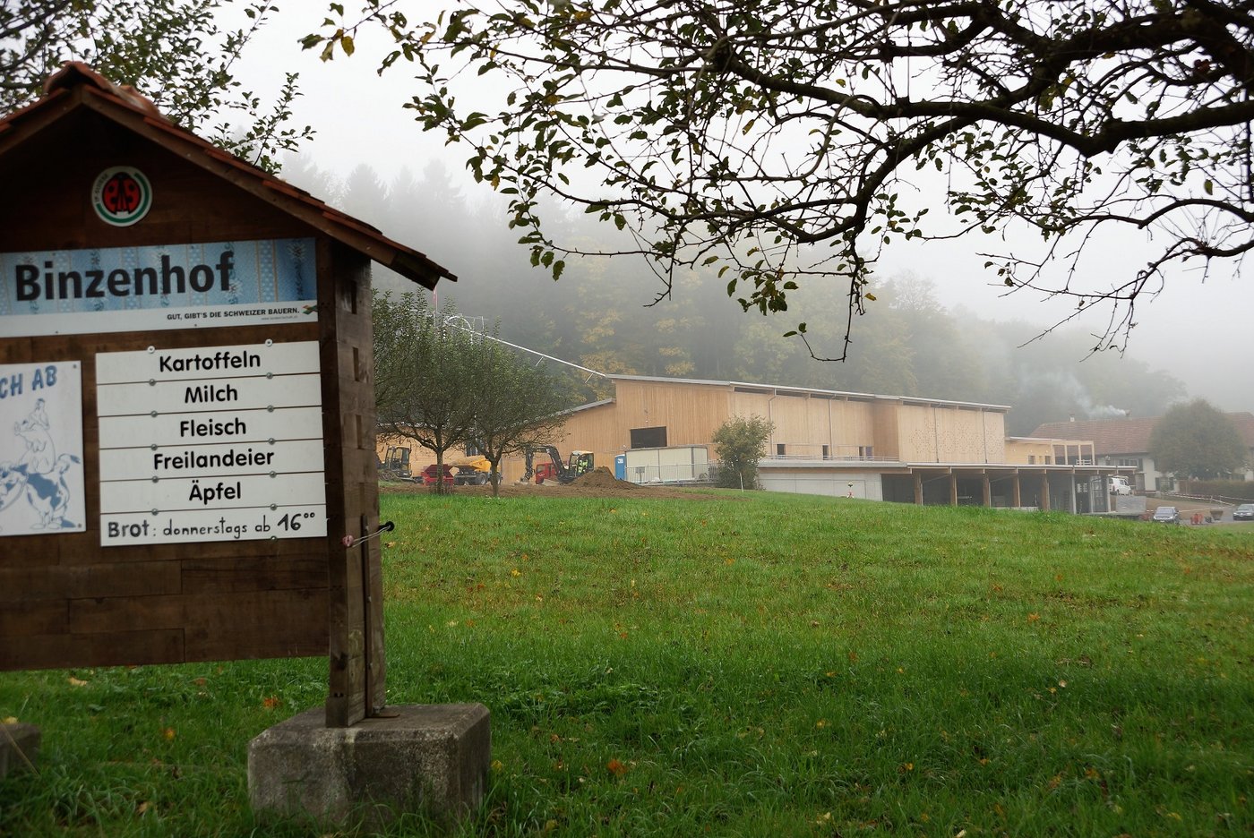 Der Binzenhof gehört den Ortsbürgern der Stadt Aarau. Im Hintergrund der neue Stall. 
