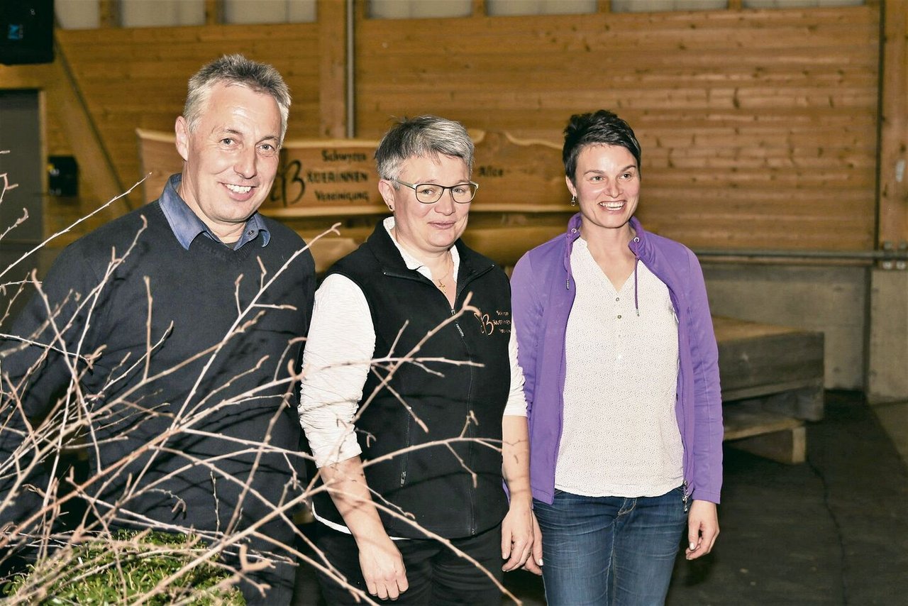 Präsident Albin Fuchs durfte mit Silvia Ott-Betschart (r.) und Edith Camenzind-Feer zwei Frauen im Vorstand willkommen heissen.