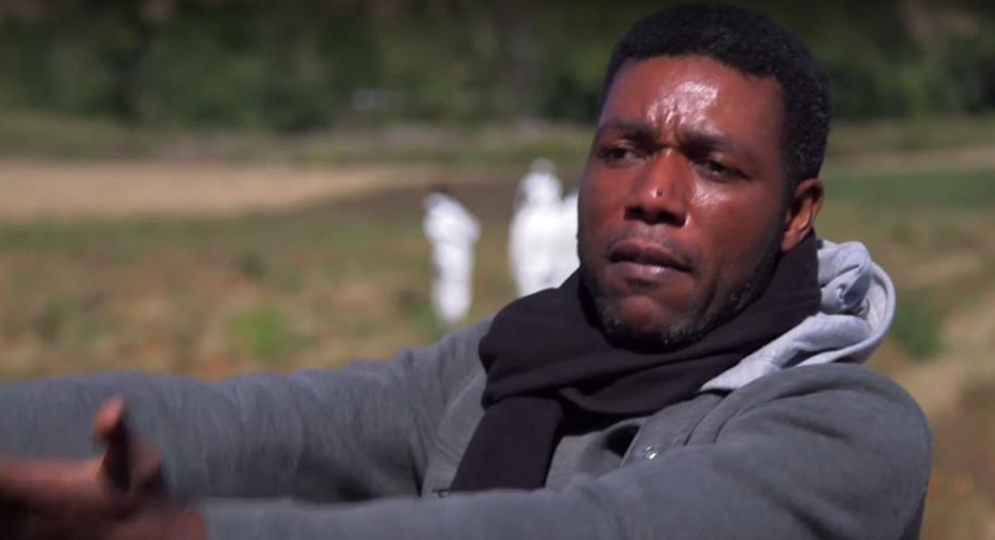 Dem Kameruner blieben für einen Tag Tomatenpflücken vier Euro Lohn. Jetzt wehrt er sich. (Bild Arte)