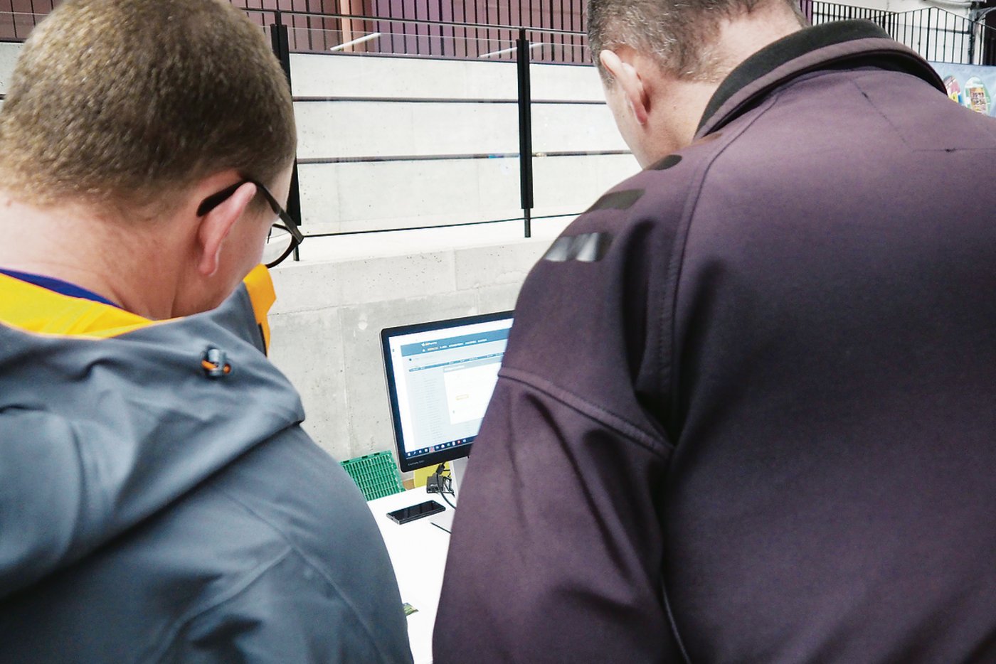 Die Teilnehmer erhielten die Möglichkeit, sich über die Funktions-weise einzelner Programme zu informieren. (Bild Christian Weber)