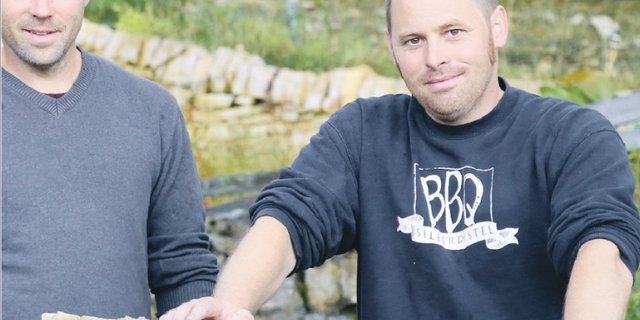 Oliver Bürgi (links) ist heute der Betriebsleiter auf dem Probstenberg in Seehof BE. Sein Bruder Cäsar hat eine Pacht in Holderbank SO übernommen. (Bild Ruth Aerni)