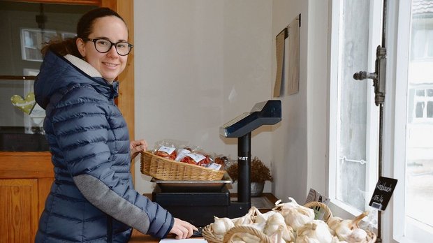 Andrea Greminger ist Andrea Greminger ist Bauerntochter. Nach der Geburt des dritten Kindes beschloss die gelernte Kauffrau, sich ganz auf den Hof, die Direktvermarktung und die Familie zu konzentrieren.