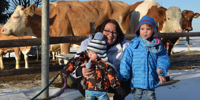 Bianca Reinhard, hier mit Elina und Nevio, und ihre Familie führen einen Hof mit Milchwirtschaft. (Bild rbw)