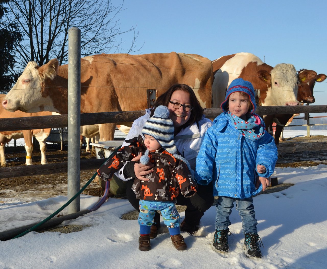 Bianca Reinhard, hier mit Elina und Nevio, und ihre Familie führen einen Hof mit Milchwirtschaft. (Bild rbw)