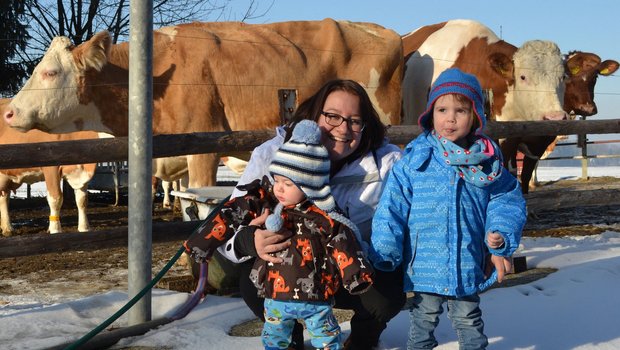 Bianca Reinhard, hier mit Elina und Nevio, und ihre Familie führen einen Hof mit Milchwirtschaft. (Bild rbw)