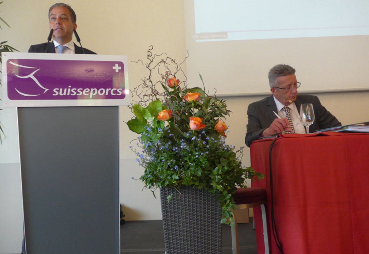 Präsident Meinrad Pfister und Geschäftsführer Felix Grob warnten die Schweineproduzenten vor Nachlässigkeit. (Bild akr)