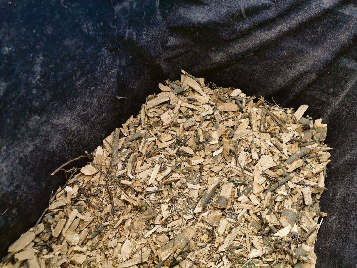 Hackschnitzel bilden die unterste Schicht. Die Folie zum Schutz vor dem Auslaufen wurde wasserdurchlässig gewählt. 