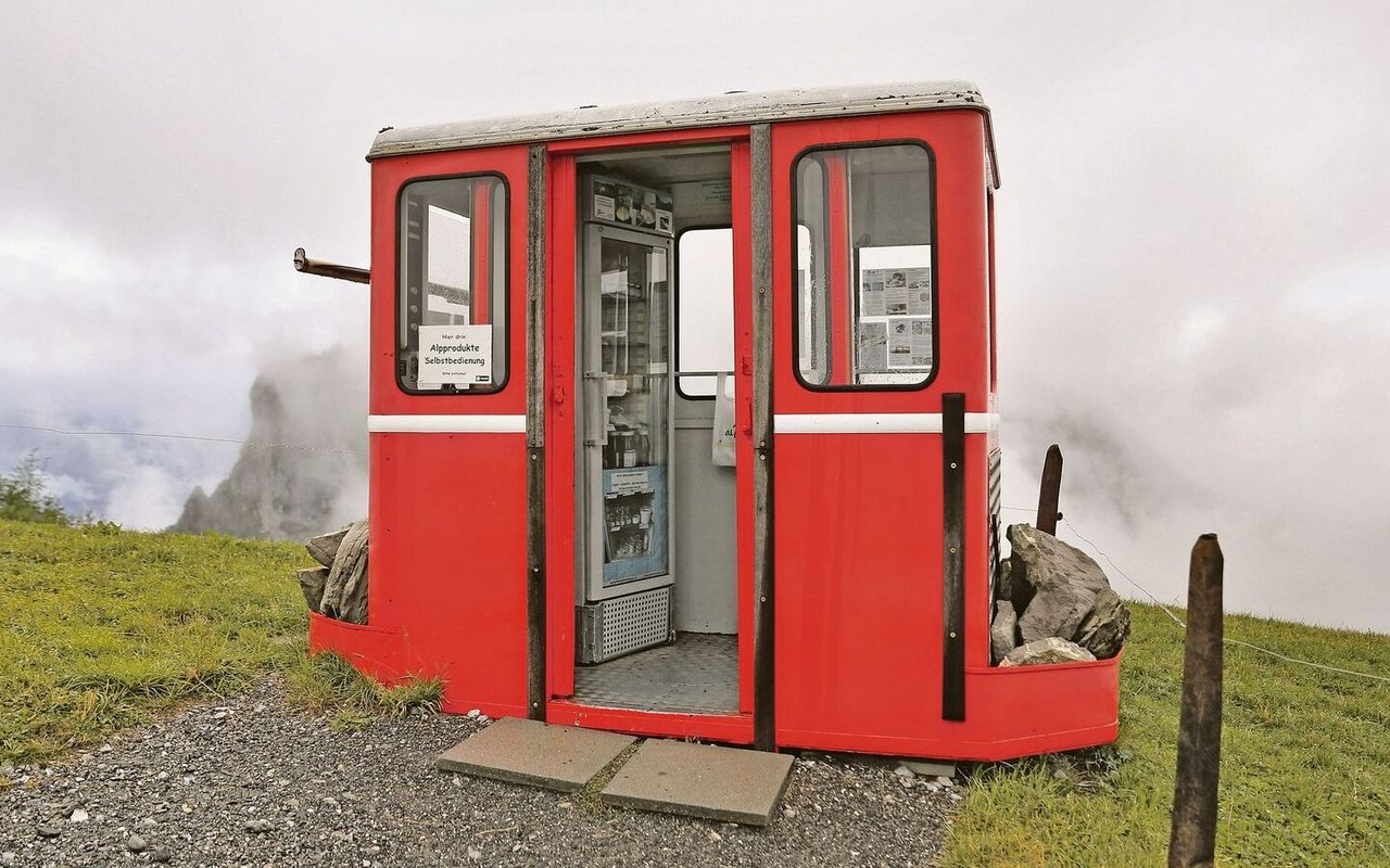 Eine ehemalige Kabine bei der Bergstation der Rotenfluebahn dient als Verkaufsstand. Ein Drittel des Alpkäses wird so verkauft.