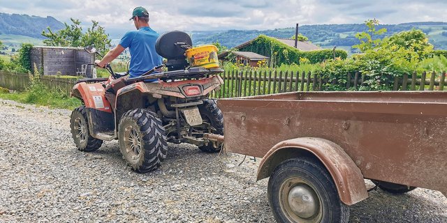 Steht ein Quad auf dem Betrieb, ist er oft im Einsatz. Ist eine Anhängekupplung angebracht, kann ein Blick in den Fahrzeugausweis Sinn machen. Sonst drohen Bussen. (Bild sb)