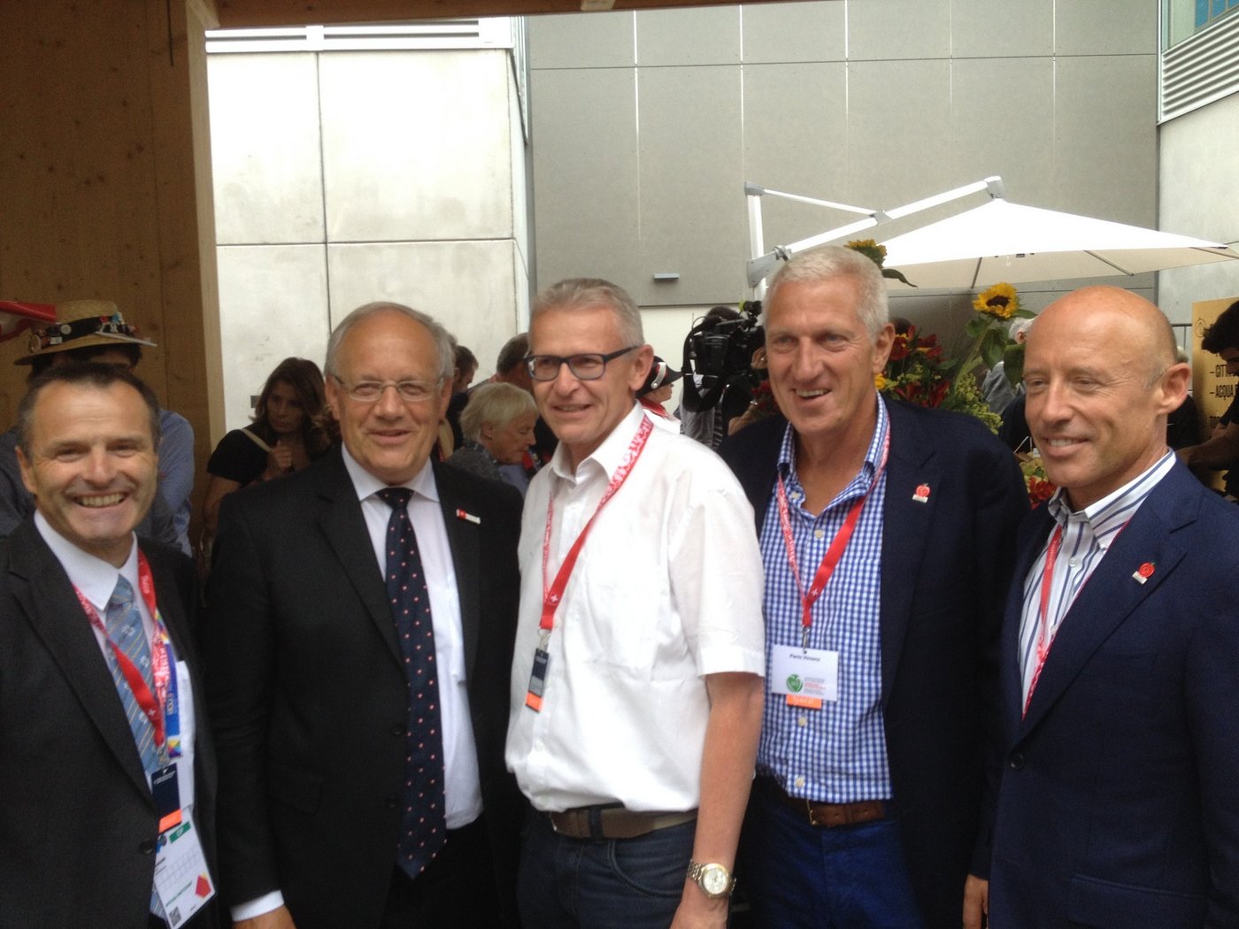 Von links nach rechts: SBV-Vizedirektor Urs Schneider, Bundesrat Schneider-Ammann, Nationalrat Leo Müller, Pierin Vincenz und Patrik Gisel, aktueller und künftiger CEO, von Raiffeisen Schweiz in aufgeräumter Stimmung am 1. August Brunch in Mailand. (Bild zVg)
