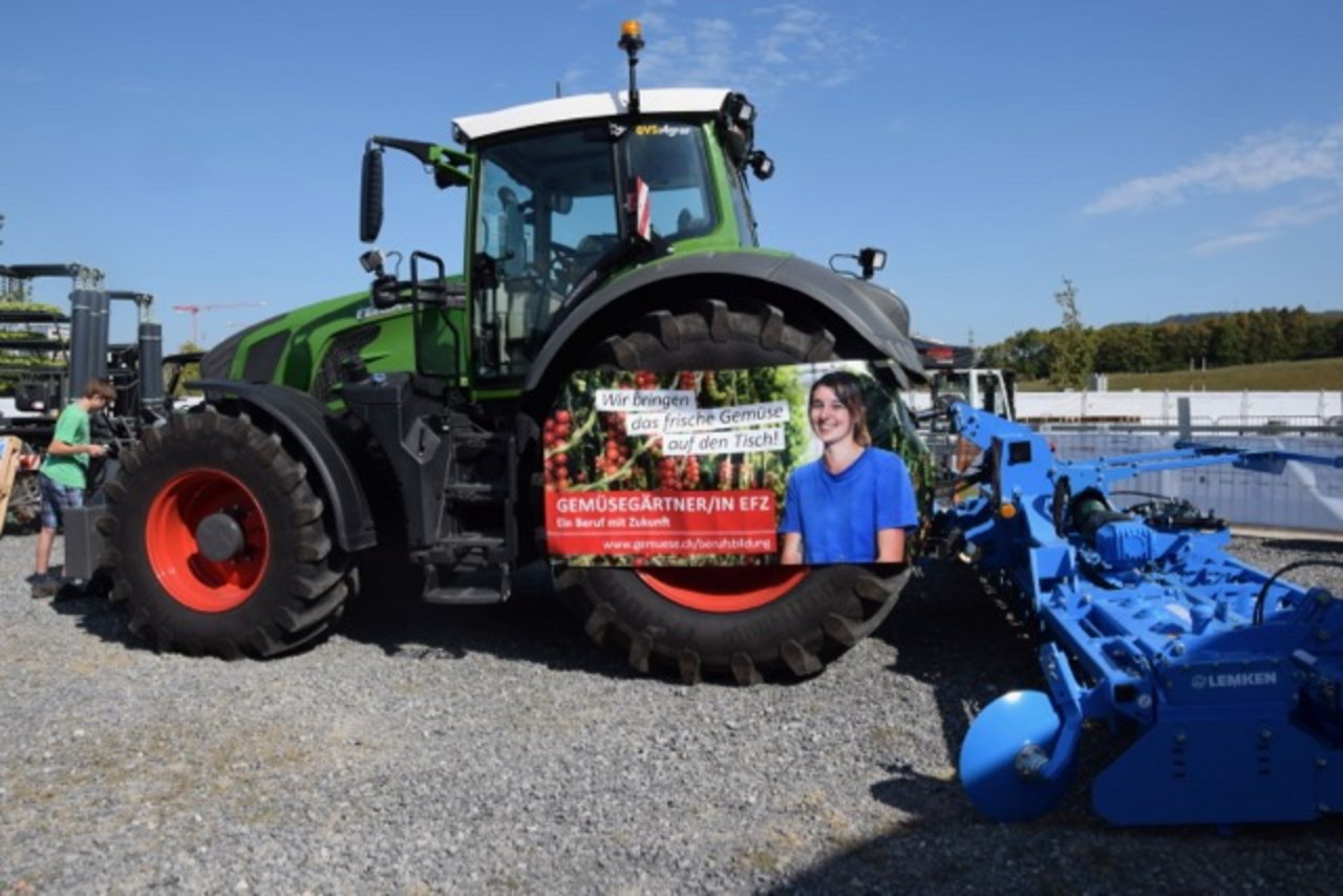Dieser Traktor wirbt für den Beruf Gemüsegärtner(in).