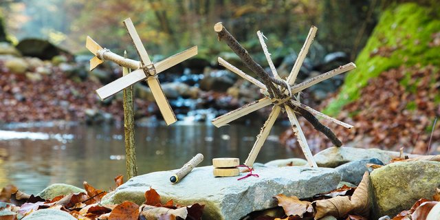 Mit einem Sackmesser lassen sich nicht nur Bratspiesse schnitzen. Zum Beispiel auch Wasserräder. (Bilder Matthew Worden, AT Verlag)