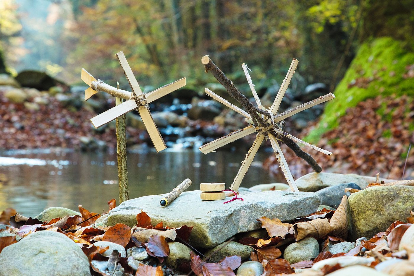 Mit einem Sackmesser lassen sich nicht nur Bratspiesse schnitzen. Zum Beispiel auch Wasserräder. (Bilder Matthew Worden, AT Verlag)