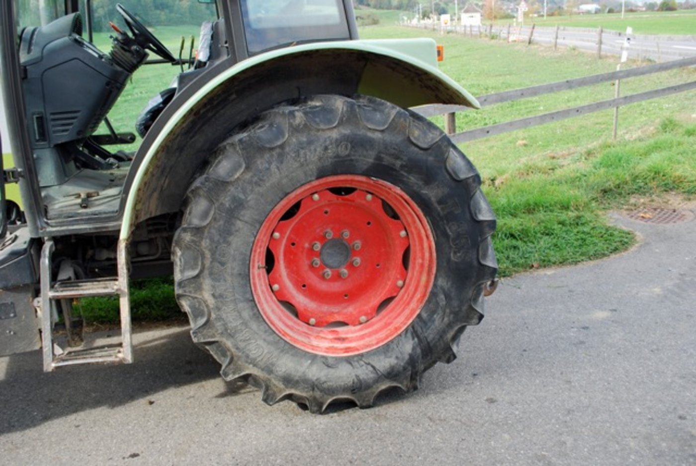 Über Schäden am Traktor macht die Polizei keine Angaben.