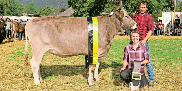 Fränzi und Thomas Arnold aus Bürglen strahlten nach dem Rinder- Champion-Titel OB von ihrer Harlei Hope um die Wette. 