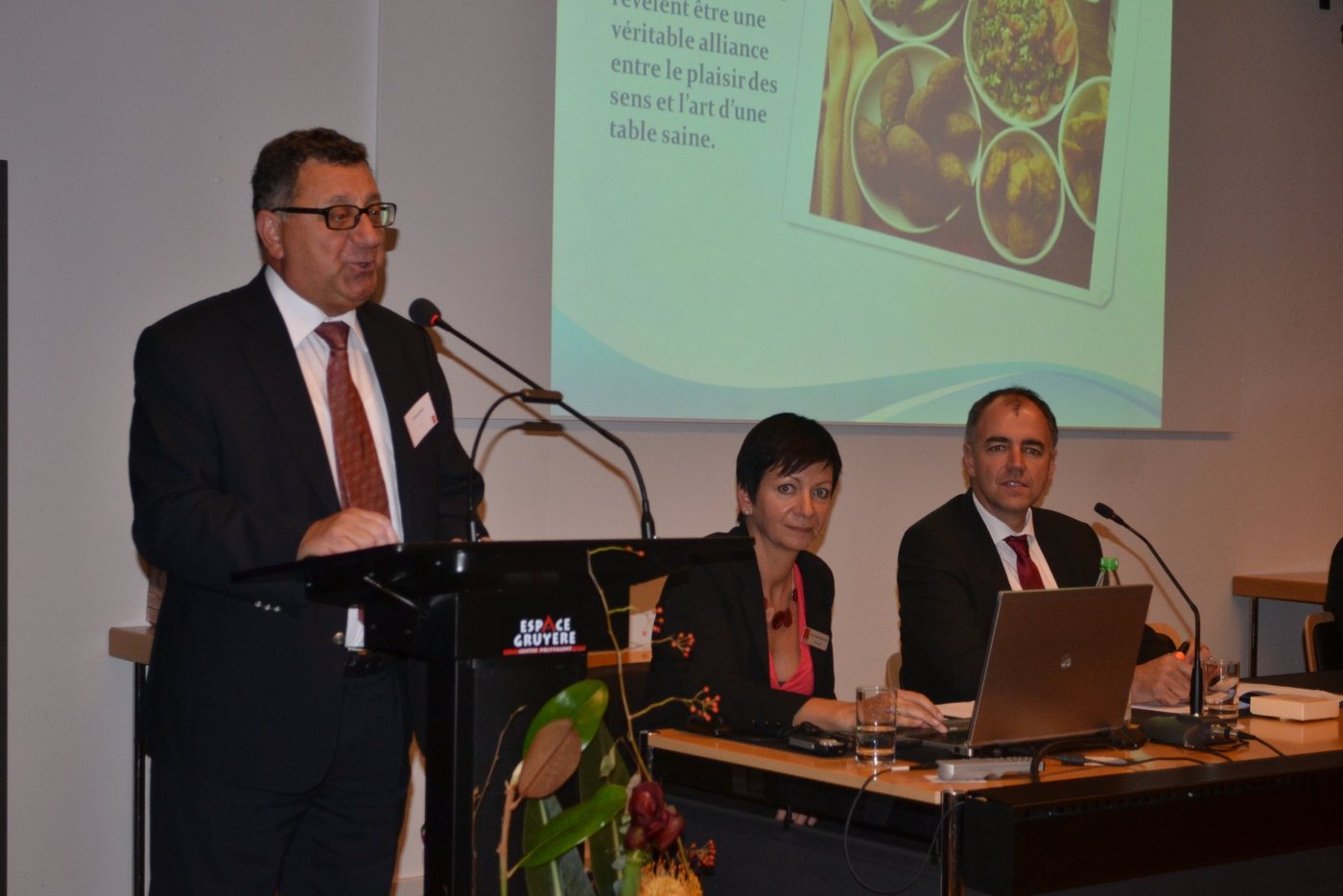 (v.l.n.r) Antoine Hobeika, Direktor S.A.M.E SA präsentierte das Gastland Libanon, Marie-Nöelle Pasquier Direktorin der Gastromesse und Präsident der Messe Christophe Darbellay anlässlich der Eröffnungsfeier. (Bild jsc)