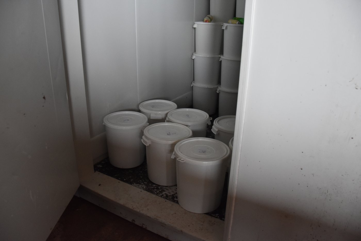 So lagert die Familie die Büffelmilch über den Winter, wenn die Nachfrage kleiner ist. (Bild BauernZeitung/sjh)