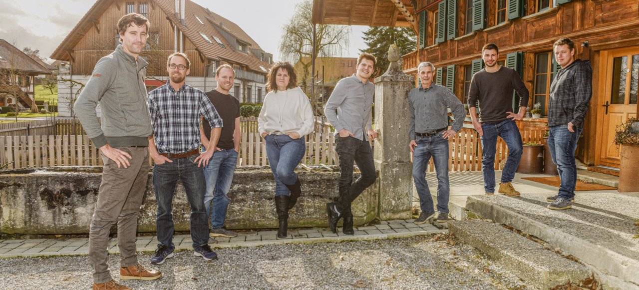 Das Team der König AG vor dem Firmensitz in Iffwil BE, wo Andreas König aufgewachsen ist. Die Firma ist passend zum Geschäft im ehemaligen Ökonomieteil eines Bauernhauses eingemietet. 