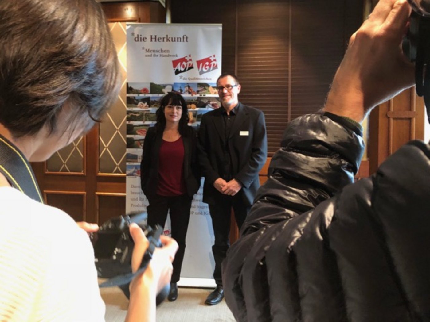 Im Fokus der Agrarjournalisten: Géraldine Savary, Präsidentin der Schweizerischen Vereinigung der AOP-IGP, und Geschäftsführer Alain Farine. (Bild jw) 