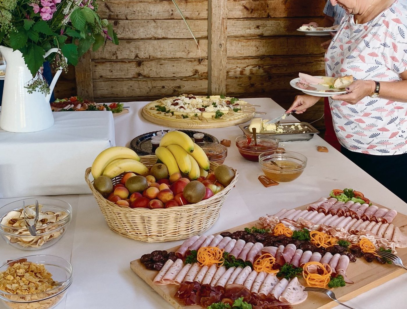 Bauernhöfe, welche Gäste bewirten, müssen derzeit wegen des Versammlungsverbots Umsatzeinbussen hinnehmen. Das Bild stammt vom letztjährigen Brunch am 1. August. (Archivbild Bauz)