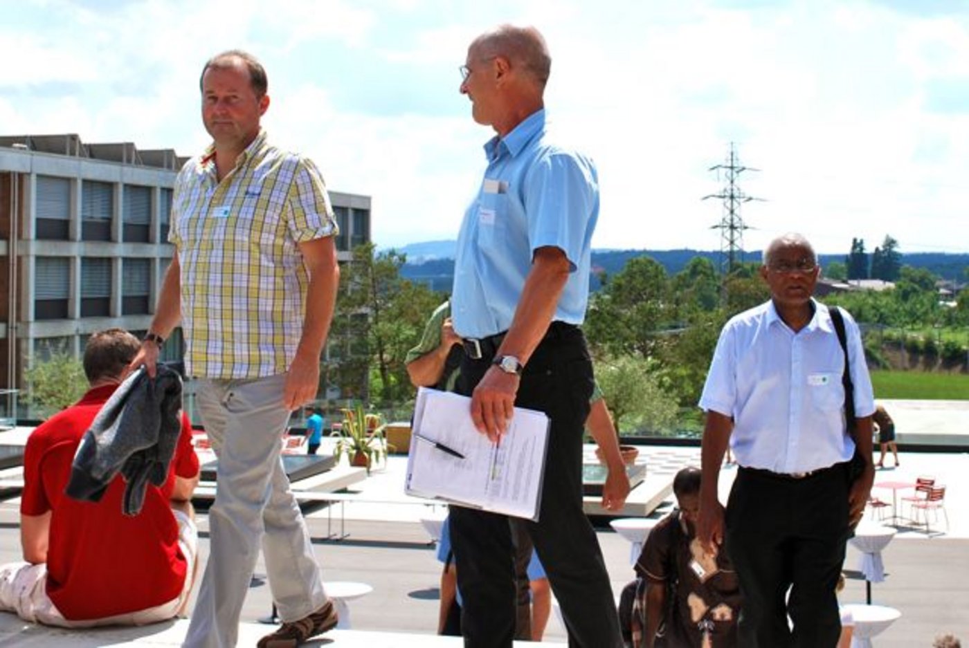 Die Nachmittagspause wird durch einen Rundgang durch den Campus vekürzt... (Bild: Mélanie Feurer)