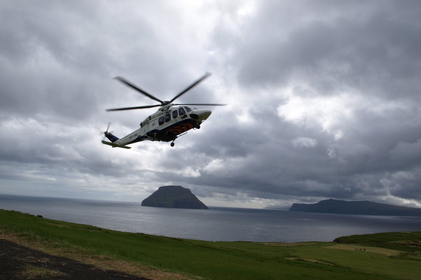Die Färöer-Insel Stóra Dímun: Der Helikopter stellt die Verbindung zur Hauptstadt sicher.