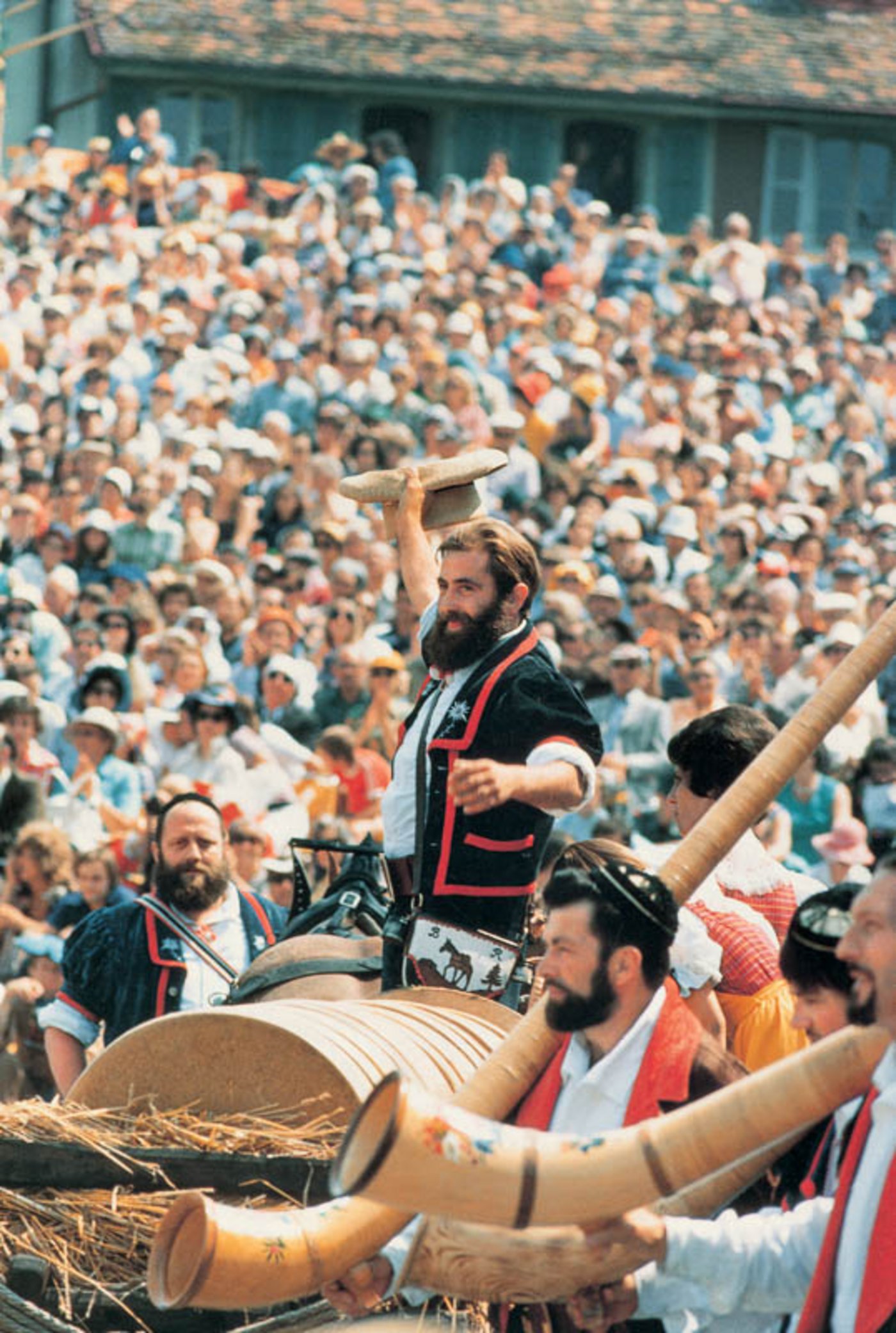 Bernard Romanens lässt sich 1977 für seine Interpretation von "La Ranz des Vaches" am Fêtes des Vignerons feiern. (Bild zVg)