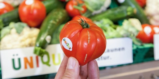 Schweizer Detailhändler haben unterschiedliche Strategien gegen Lebensmittelverschwendung: Coop etwa verkauft unter anderem unter dem Label "Ünique" verformte Tomaten, ... (Bilder Coop)