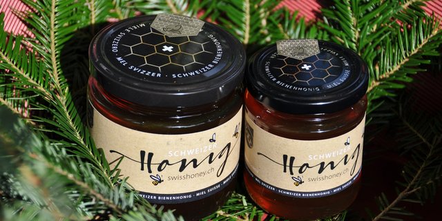 Natürlich Schweizer Honig – der mit dem Goldenen Qualitätssiegel. (Bild Apisuisse)