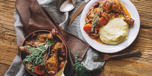 Genussvolles Wintermenü: Coq au Vin (Bild: Kathrin Toldo)