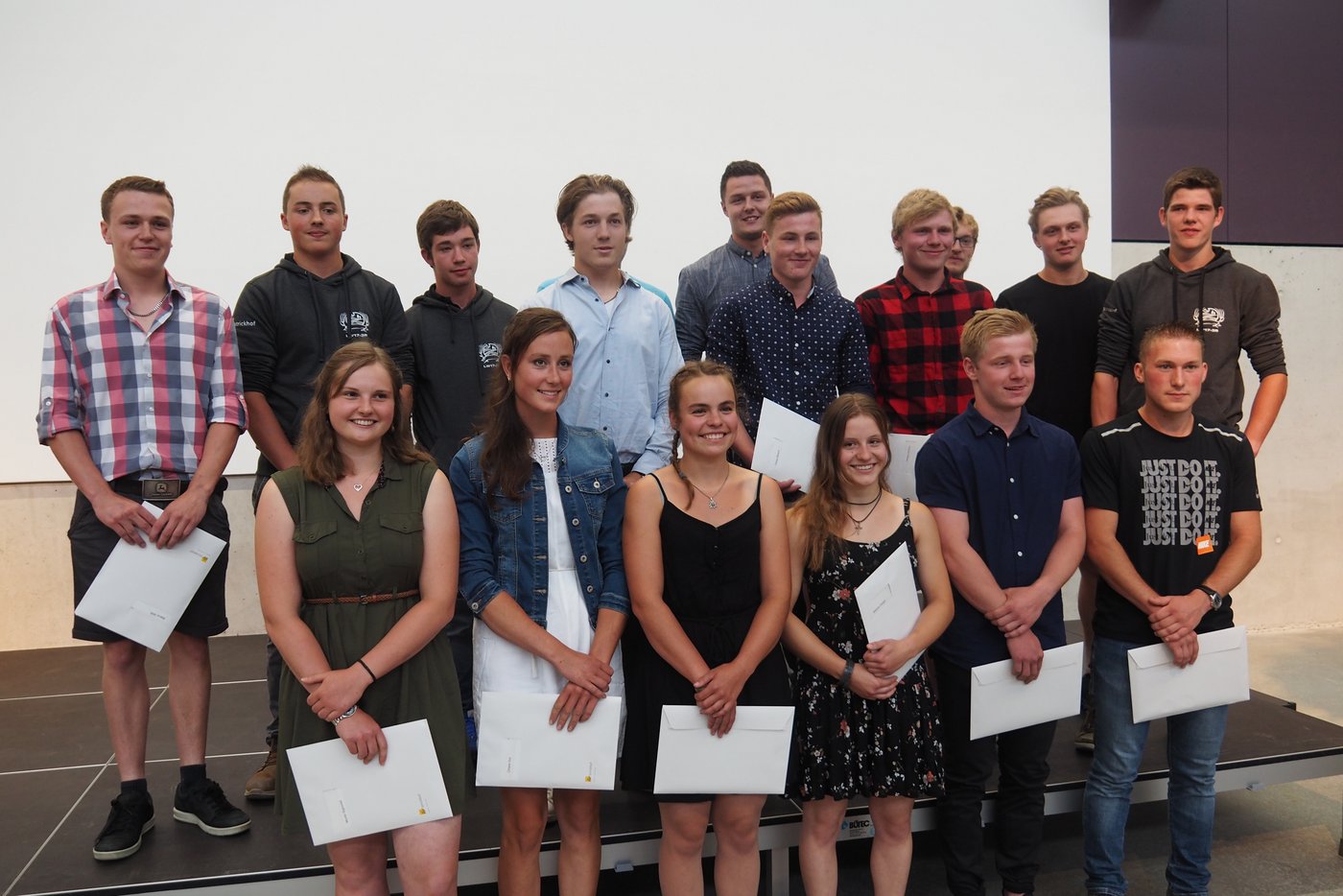 Klasse 3R: Sie haben das Diplom Landwirt(in) EFZ ebenfalls in der Erstausbildung erworben.